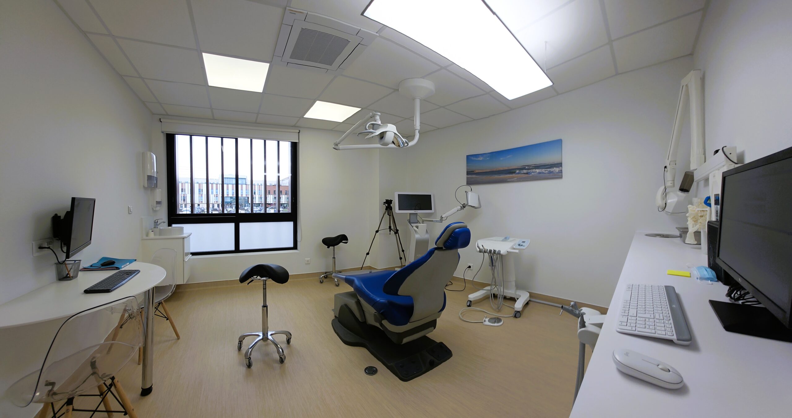 Cabinet dentaire moderne à Libourne avec fauteuil bleu, équipements médicaux et lumière naturelle